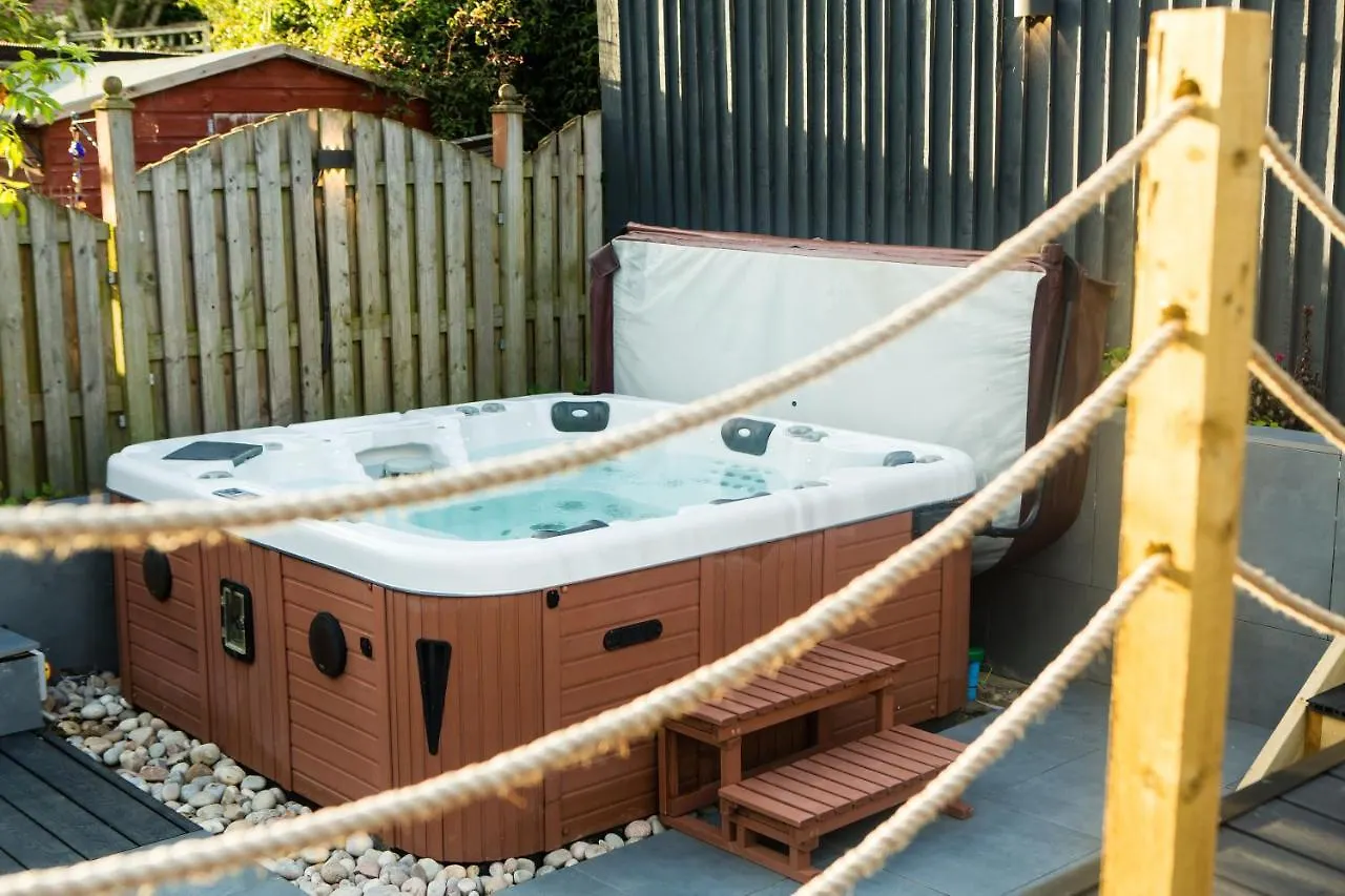 Rounton Villa By Luxury Travel Emporium- Hot Tub - Sea Views - Parking 0*, Robin Hood's Bay