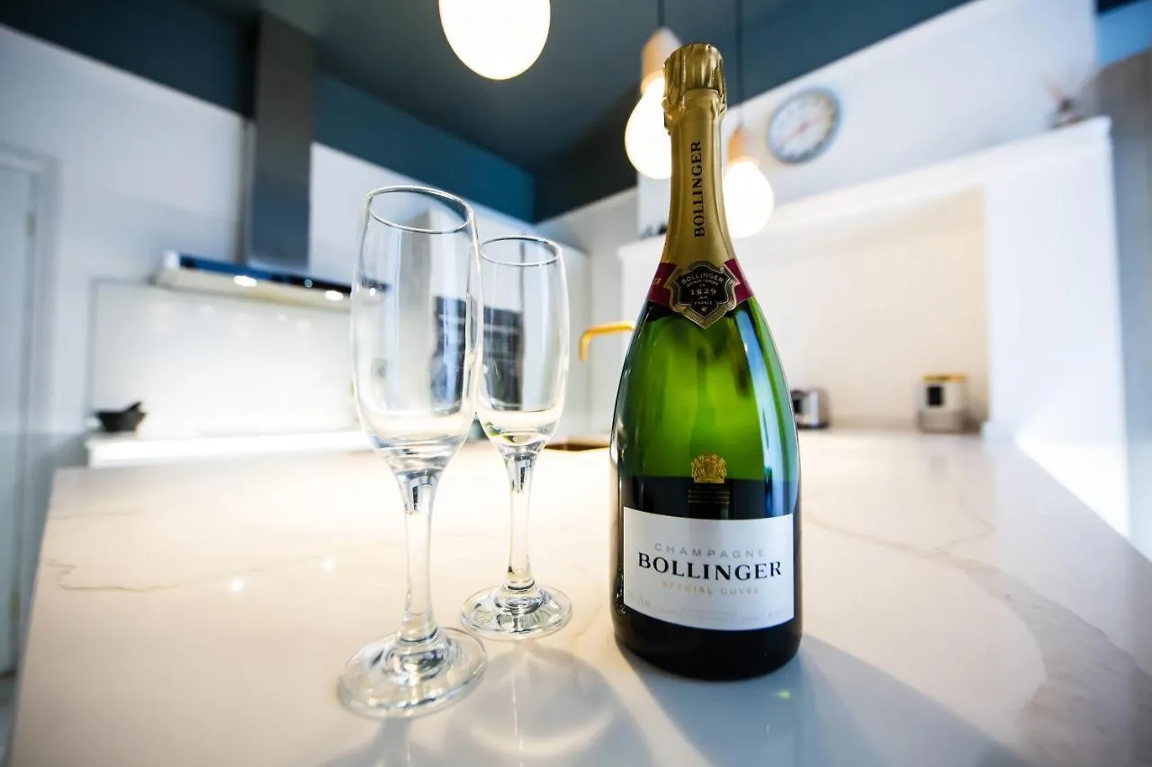 Rounton Villa By Luxury Travel Emporium- Hot Tub - Sea Views - Parking 0*, Robin Hood's Bay Wielka Brytania