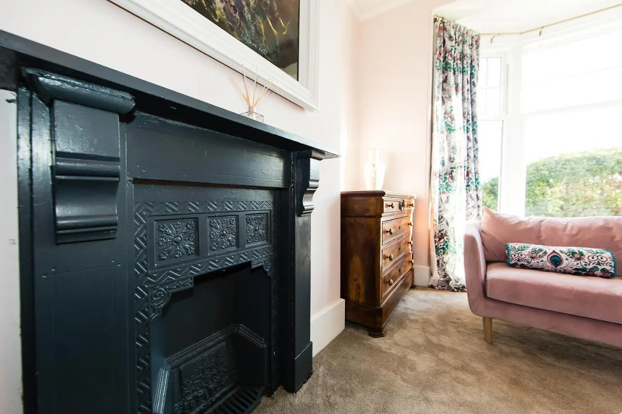 Rounton Villa By Luxury Travel Emporium- Hot Tub - Sea Views - Parking 0*, Robin Hood's Bay