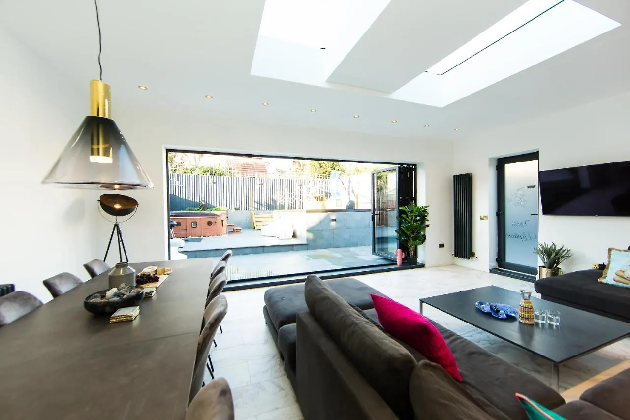 Rounton Villa By Luxury Travel Emporium- Hot Tub - Sea Views - Parking 0*, Robin Hood's Bay Wielka Brytania