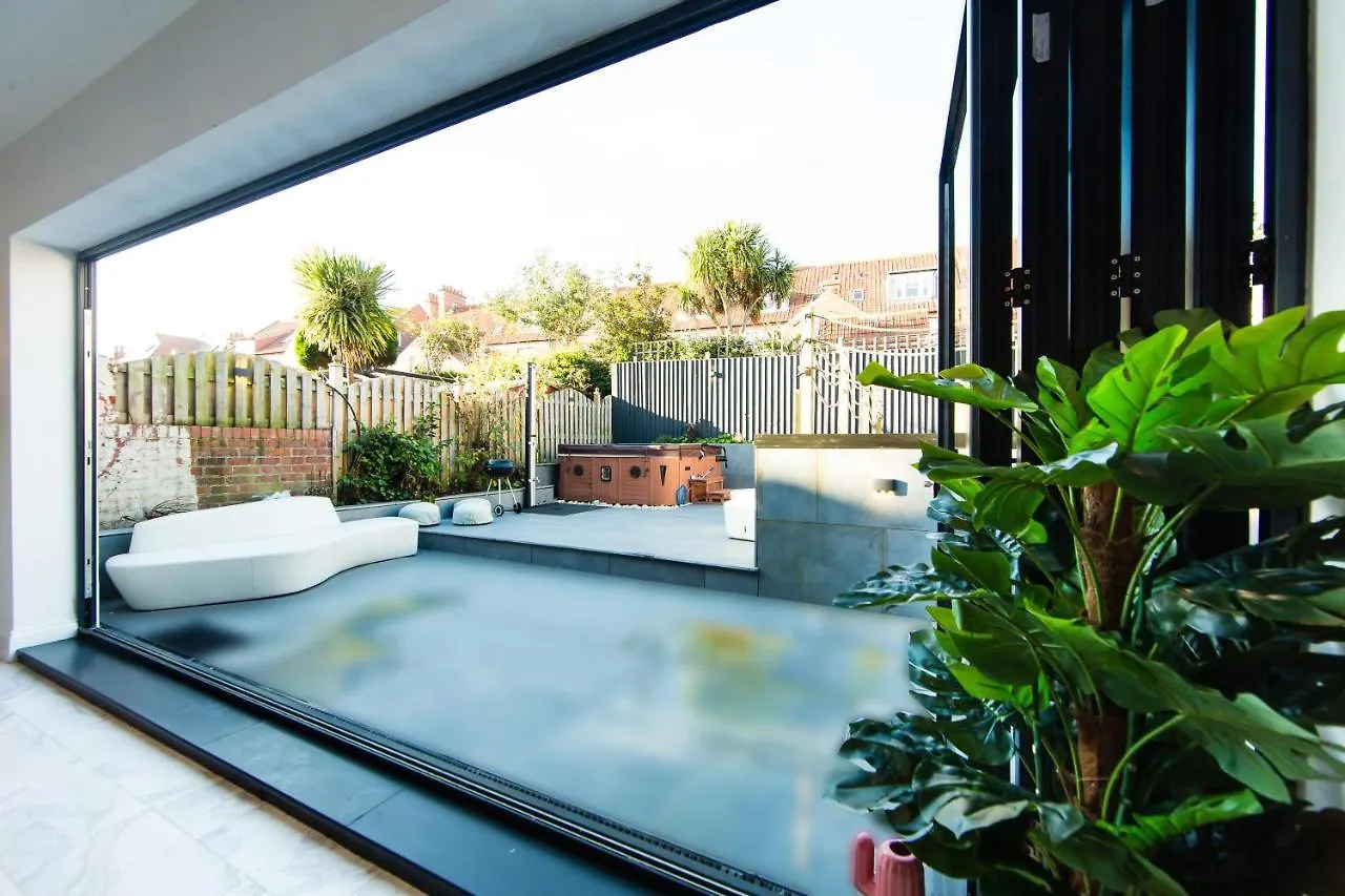 Rounton Villa By Luxury Travel Emporium- Hot Tub - Sea Views - Parking 0*, Robin Hood's Bay